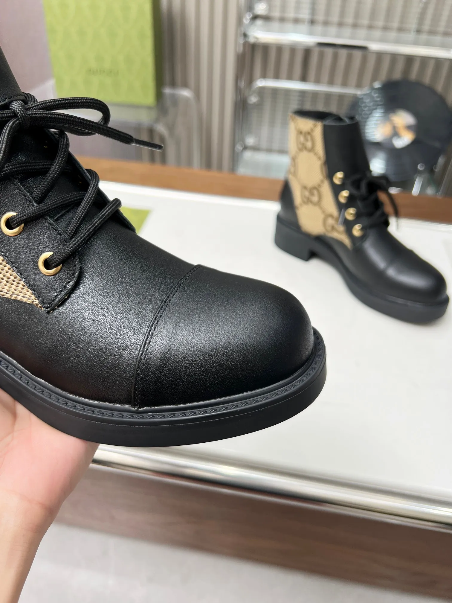 👟👟Ex-factory price 520👟👟The latest model from GUCCI. The counters are updated simultaneously. Classic styles are revitalized with iconic brand logo elements. The Velcro adhesive design on the shoe collar is easy to put on and take off. The upper leg looks great. Fabric: first layer cowhide/cowhide lining. Code number: 35-42#